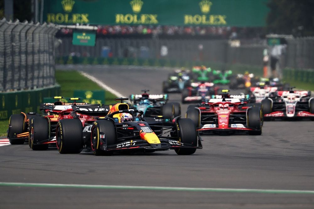 Max Verstappen, Red Bull Racing RB20 leads