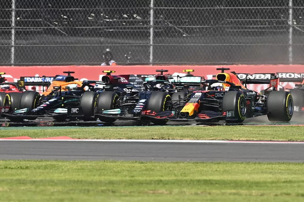 Max Verstappen, Red Bull Racing RB16B, Lewis Hamilton, Mercedes W12, y Sergio Pérez, Red Bull Racing RB16B, mientras Valtteri Bottas, Mercedes W12, hace un trompo