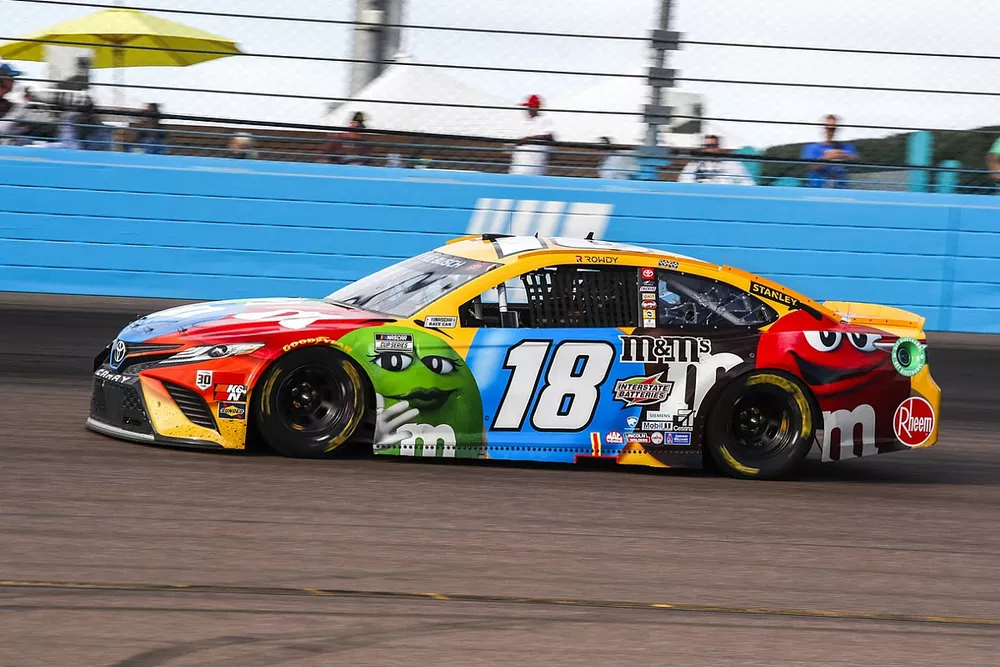 Kyle Busch, Joe Gibbs Racing, Toyota Camry M&M's