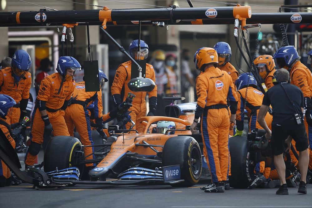 Daniel Ricciardo, McLaren MCL35M, in the pits