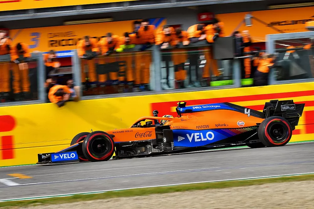 Lando Norris, McLaren MCL35M, 3&ordf; posici&oacute;n, cruza la l&iacute;nea de meta entre los v&iacute;tores de su equipo