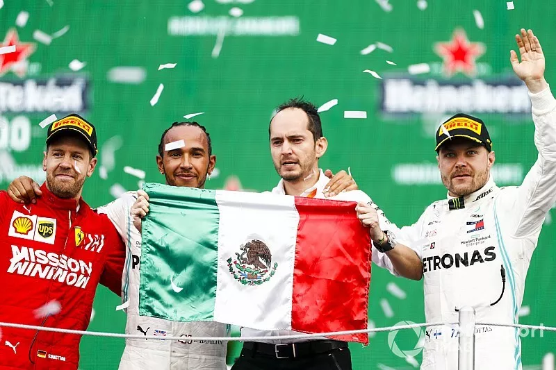 Sebastian Vettel, Ferrari, Racewinnaar Lewis Hamilton, Mercedes AMG F1 en Valtteri Bottas, Mercedes AMG F1 viert feest op het podium