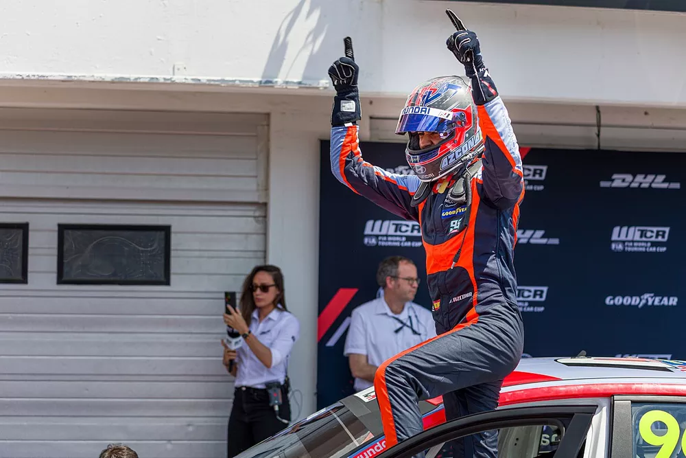 Race winner Mikel Azcona, BRC Hyundai N Squadra Corse, Hyundai Elantra N TCR