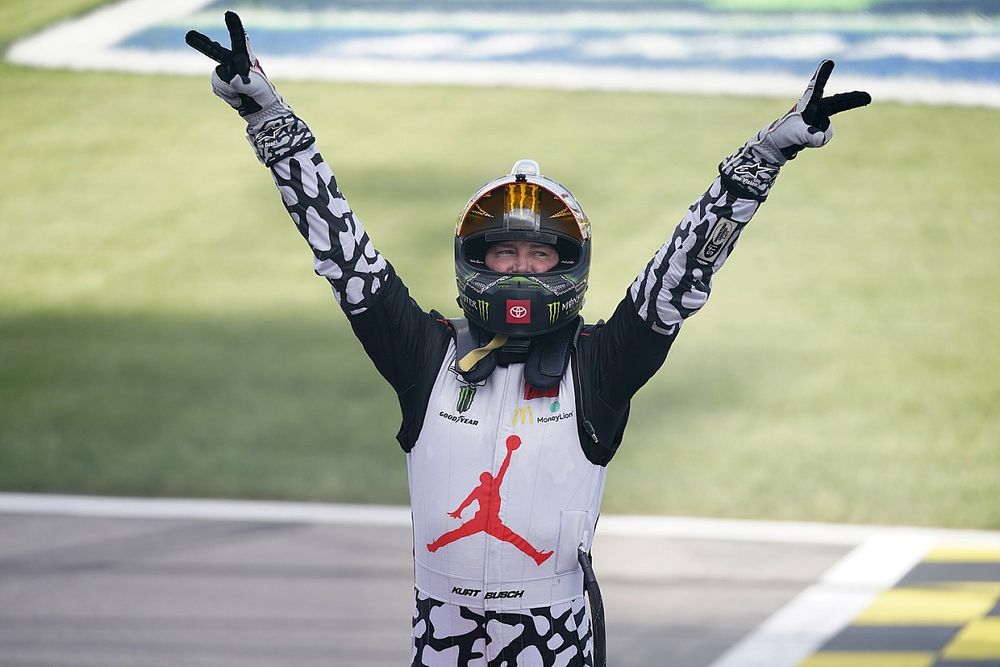 El ganador de la carrera, Kurt Busch, 23XI Racing, Jordan Brand Toyota Camry