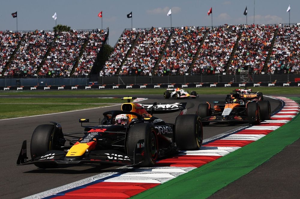 Oscar Piastri, McLaren, Yuki Tsunoda, Red Bull Racing