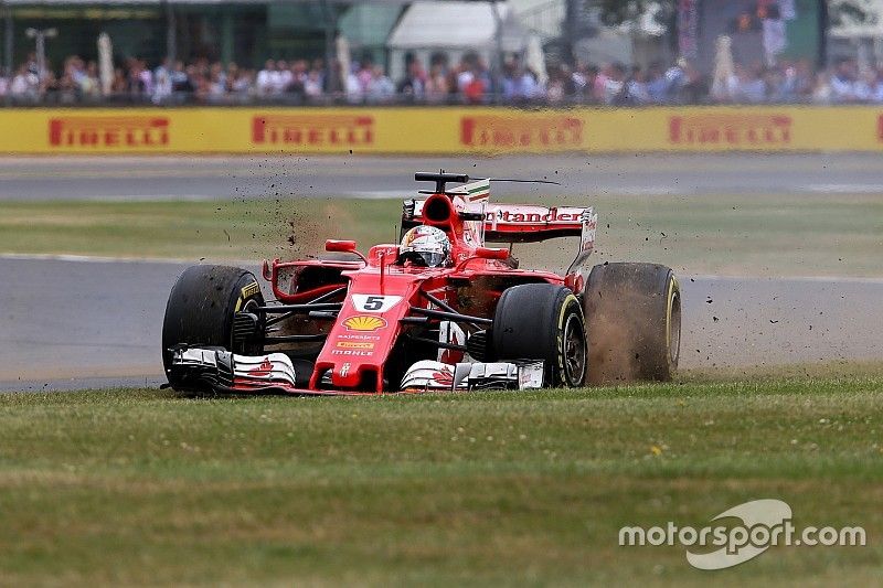 Sebastian Vettel, Ferrari SF70H, con un pinchazo