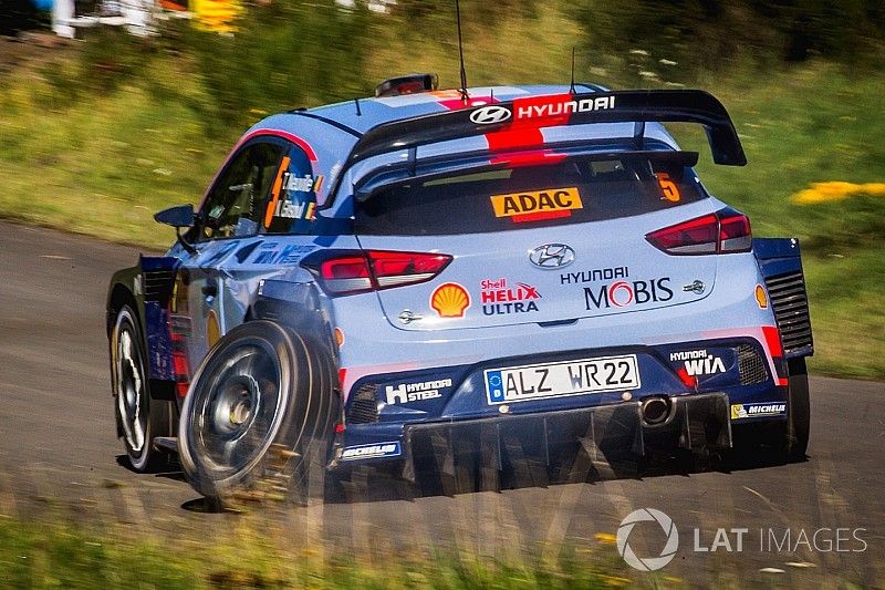 Thierry Neuville, Nicolas Gilsoul, Hyundai i20 WRC, Hyundai Motorsport con una llanta rota