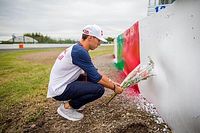 FOTO: Gasly deixa flor em homenagem a Bianchi em Suzuka