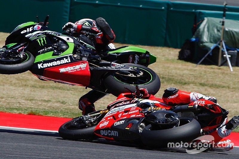 Ca&iacute;da de Chaz Davies y  Jonathan Rea