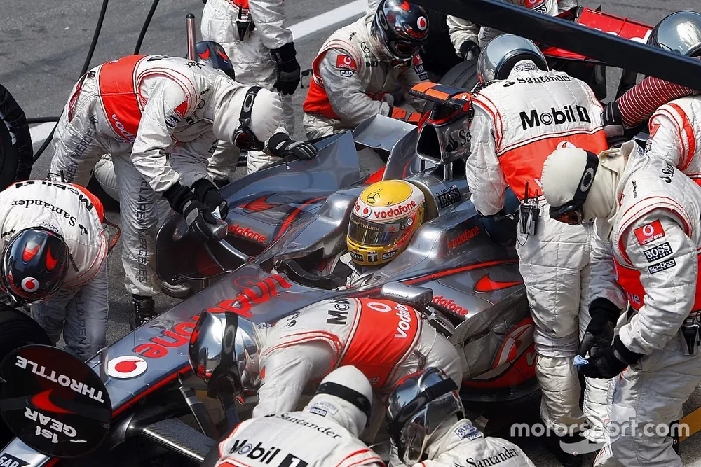 Lewis Hamilton, McLaren MP4-23, s'arr&ecirc;te au stand
