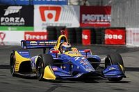 Un inspirado Rossi vence a los Penskes para llevarse la Pole