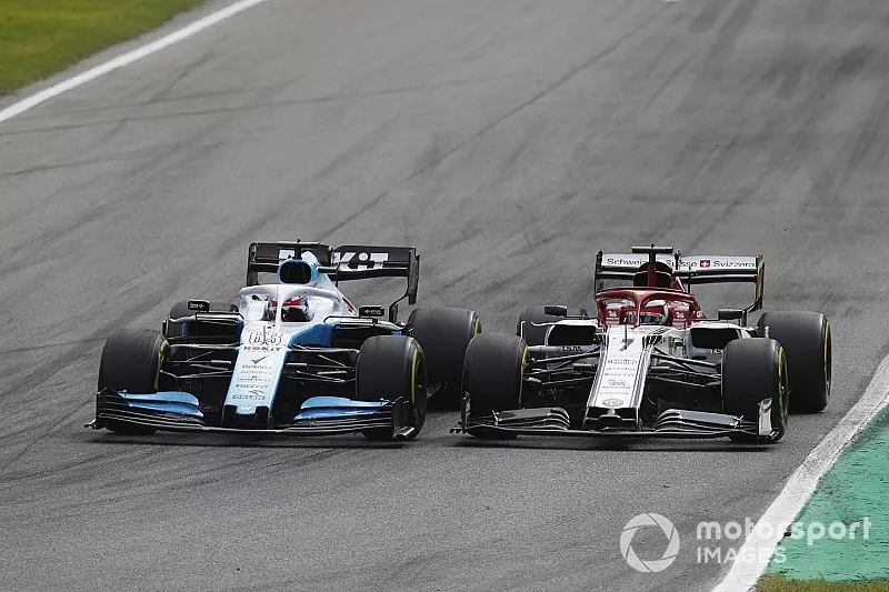 George Russell, Williams Racing FW42, en lutte avec Kimi Raikkonen, Alfa Romeo Racing C38