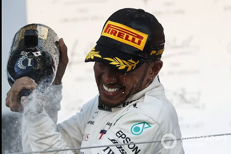 Race winner Lewis Hamilton, Mercedes AMG F1, sprays Champagne on the podium