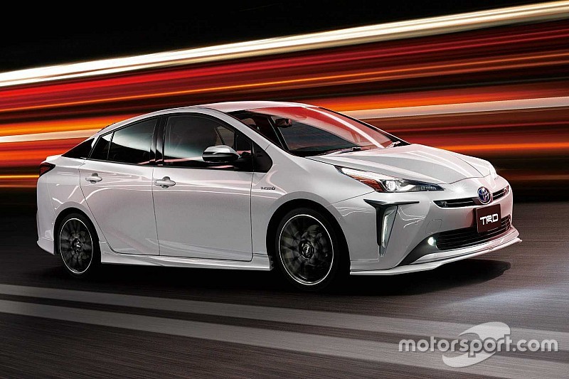 Toyota Prius перетворили на гібридний спорткар