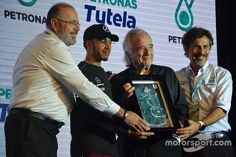 Lewis Hamilton e maestro Jo&atilde;o Carlos Martins