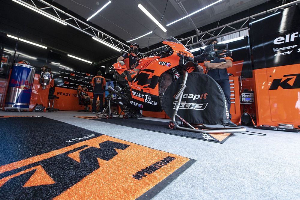 Ambiente en el garaje de Red Bull KTM Factory Racing