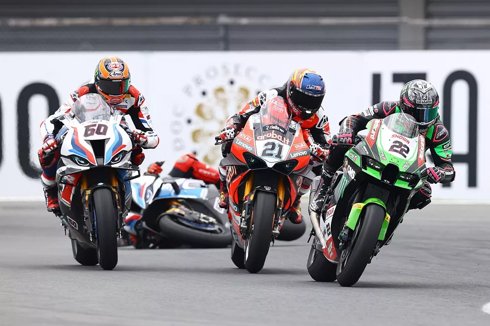 Alex Lowes, Kawasaki Racing Team WorldSBK, Michael Ruben Rinaldi, Aruba.It Racing - Ducati, Michael van der Mark, BMW Motorrad WorldSBK Team, Tom Sykes, BMW Motorrad WorldSBK Team crashing at the back