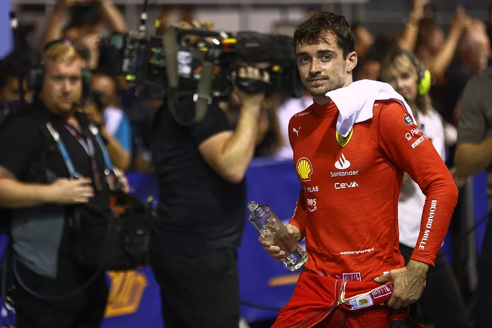 Le deuxi&egrave;me Charles Leclerc, Ferrari, dans le parc ferm&eacute;