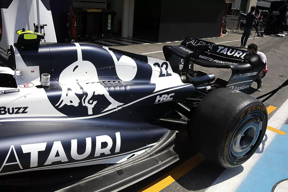 Detalle parte trasera del Alfa Tauri AT03 