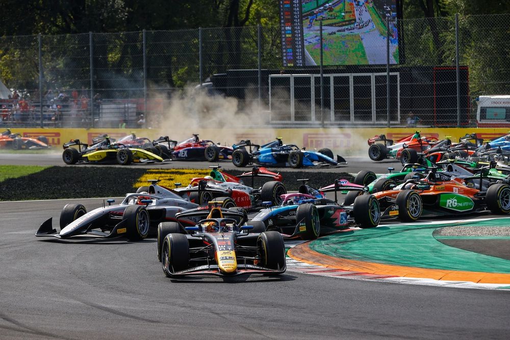 Pepe Martí, Campos Racing, leads Paul Aron, Hitech Pulse-Eight, Victor Martins, ART Grand Prix, Oliver Bearman, Prema Racing