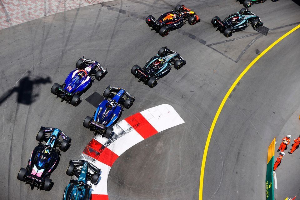 George Russell, Mercedes F1 W15, Max Verstappen, Red Bull Racing RB20, Lewis Hamilton, Mercedes F1 W15, Yuki Tsunoda, RB F1 Team VCARB 01, Alex Albon, Williams FW46, Pierre Gasly, Alpine A524, Lance Stroll, Aston Martin AMR24, at the start