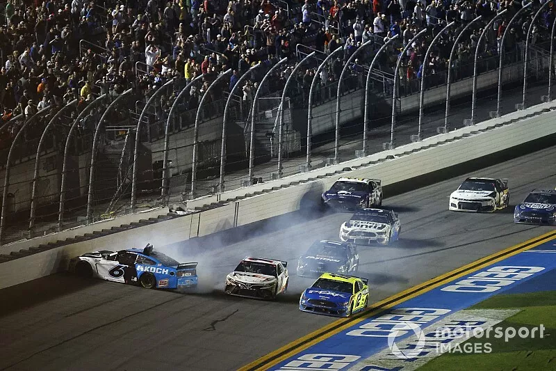 Accidente de la &uacute;ltima vuelta Ryan Newman, Roush Fenway Racing, Ford Mustang Koch Industries, Ryan Blaney, Team Penske, Ford Mustang Menards / Peak, Denny Hamlin, Joe Gibbs Racing, Toyota Camry FedEx Express