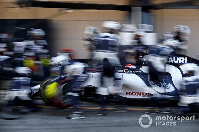 Pierre Gasly, AlphaTauri AT01 during a pit stop