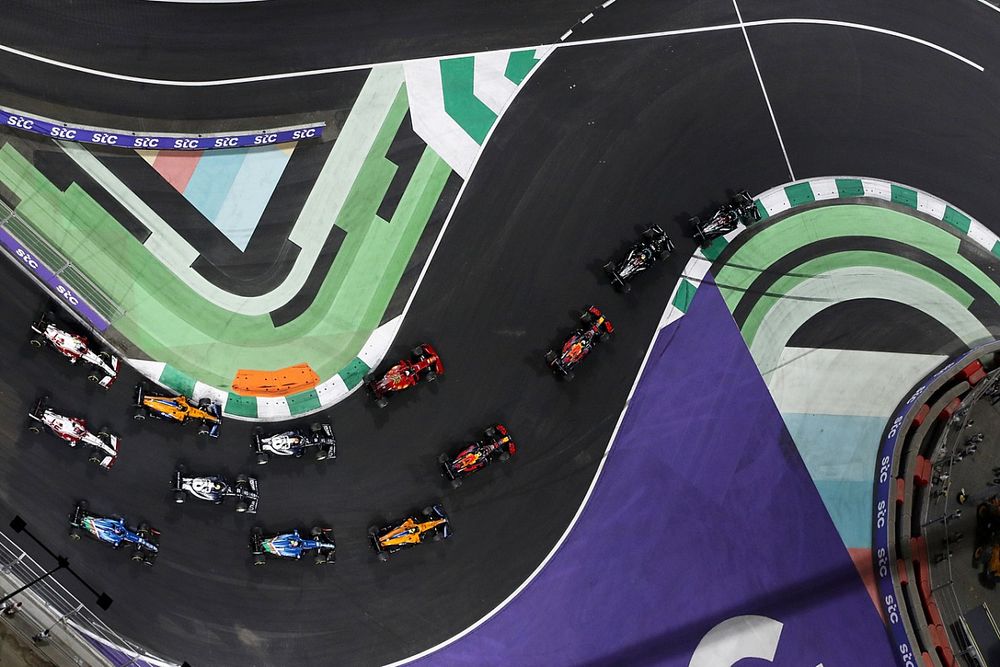 Lewis Hamilton, Mercedes W12, Valtteri Bottas, Mercedes W12, Max Verstappen, Red Bull Racing RB16B, Sergio Pérez, Red Bull Racing RB16B, Charles Leclerc, Ferrari SF21, y el resto de la parrilla al inicio