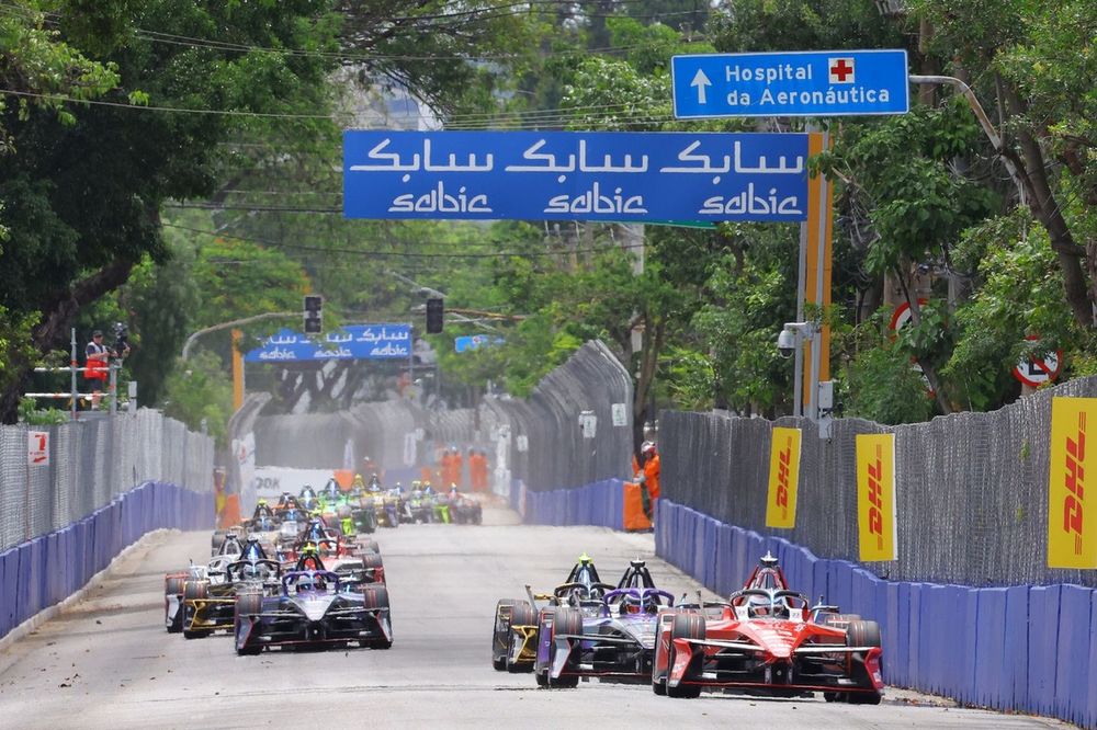 Oliver Rowland Nissan Formula E Team Nissan e-4ORCE 05 Pascal Wehrlein TAG Heuer Porsche Formula E Team Porsche 99X Electric Gen3, Maximilian Gunther DS Penske DS E-Tense 