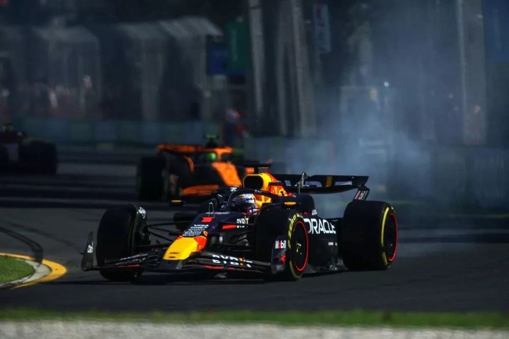 A fuma&ccedil;a sai da traseira de Max Verstappen, do RB20 da Red Bull Racing, quando ele se retira da corrida