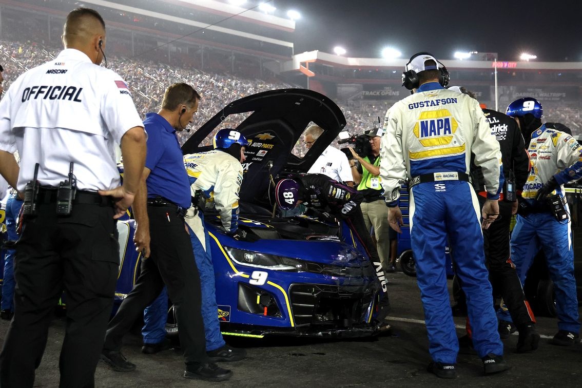 Chase Elliott advances into next playoff round despite rare DNF at Bristol