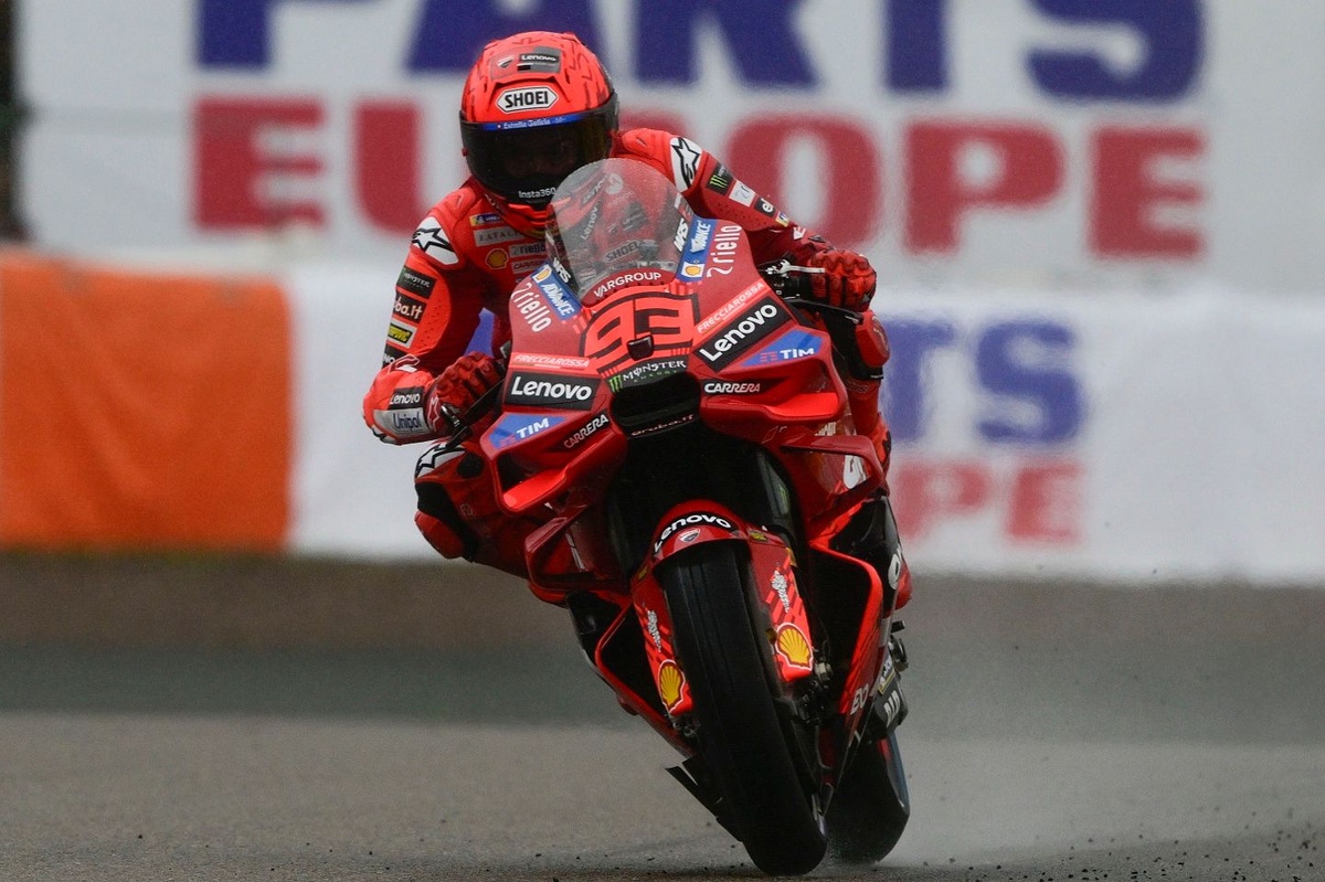 MotoGP | Marquez beffa Bezzecchi all'ultimo giro e si prende la Sprint al Sachsenring