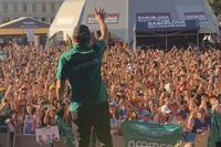 Alonso 'enloquece' Barcelona: "Sigo en la F1 por la afici&oacute;n que nunca me ha fallado"