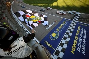 NASCAR Cup: Bubba e Hamlin se enroscam no fim e Elliott vence corrida insana no Kansas