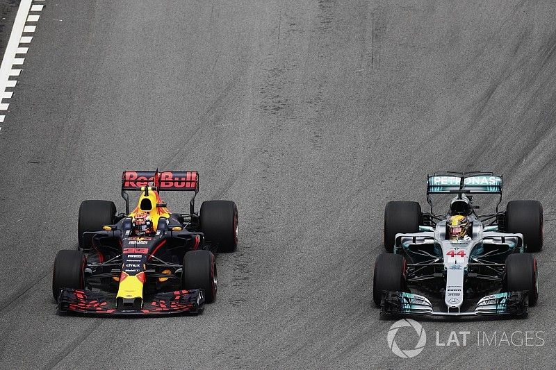 Max Verstappen, Red Bull Racing RB13, pasa a Lewis Hamilton, Mercedes AMG F1 W08,