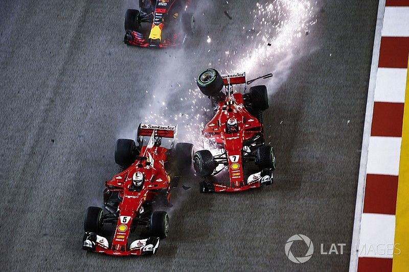 Kimi Raikkonen, Ferrari SF70H choca a Sebastian Vettel, Ferrari SF70H y Max Verstappen, Red Bull Racing RB13