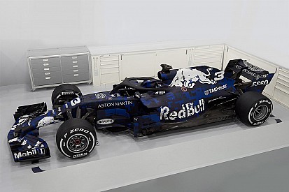 Már csak két F1-es istálló hiányzik a 2019-es listáról