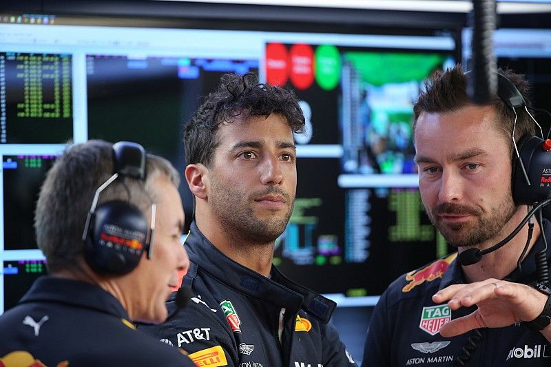 Daniel Ricciardo, Red Bull Racing with engineers