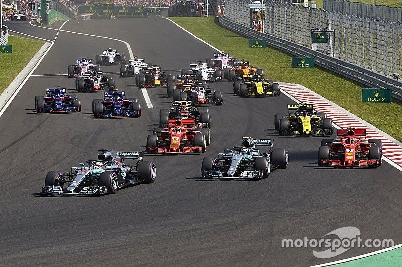 Lewis Hamilton, Mercedes AMG F1 W09, leads Valtteri Bottas, Mercedes AMG F1 W09, Kimi Raikkonen, Ferrari SF71H, Sebastian Vettel, Ferrari SF71H, Nico Hulkenberg, Renault Sport F1 Team R.S. 18, Pierre Gasly, Toro Rosso STR13, Brendon Hartley, Toro Rosso STR13, and the rest of the field at the start of the race