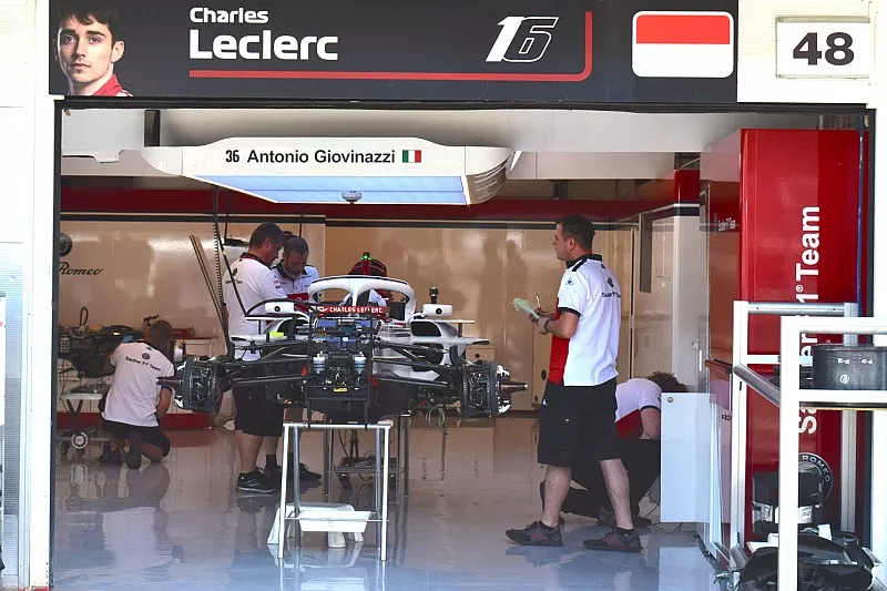 Sauber C37 nel garage