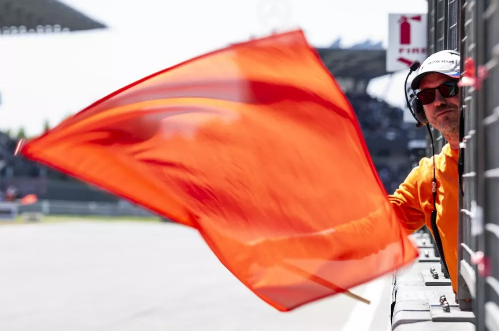 Clasificatorias 24h de N&uuml;rburgring: la primera carrera se interrumpe con bandera roja