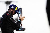 Bird przed Porsche i Mercedesem