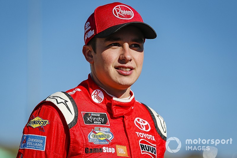 Bell wins third straight Chili Bowl with last lap pass on Larson