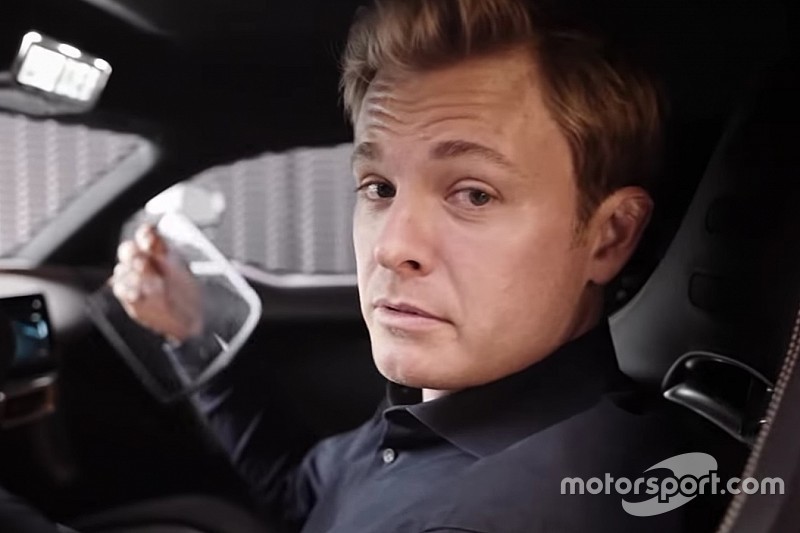 Nico Rosberg beült a Mercedes-AMG One-ba, és a kezében maradt pár alkatrész