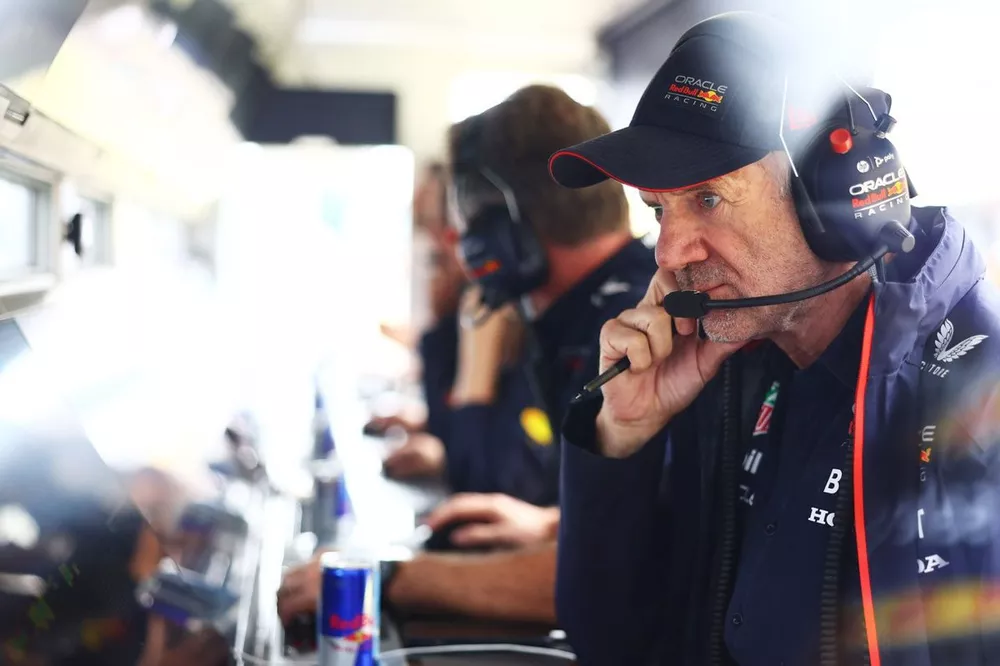 Adrian Newey, directeur de la technologie de Red Bull Racing, sur le muret des stands