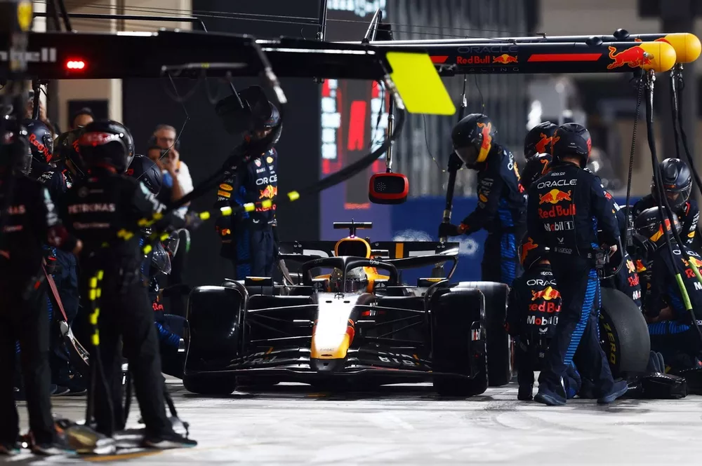 Max Verstappen, Red Bull Racing RB20, effectue un arrêt au stand.