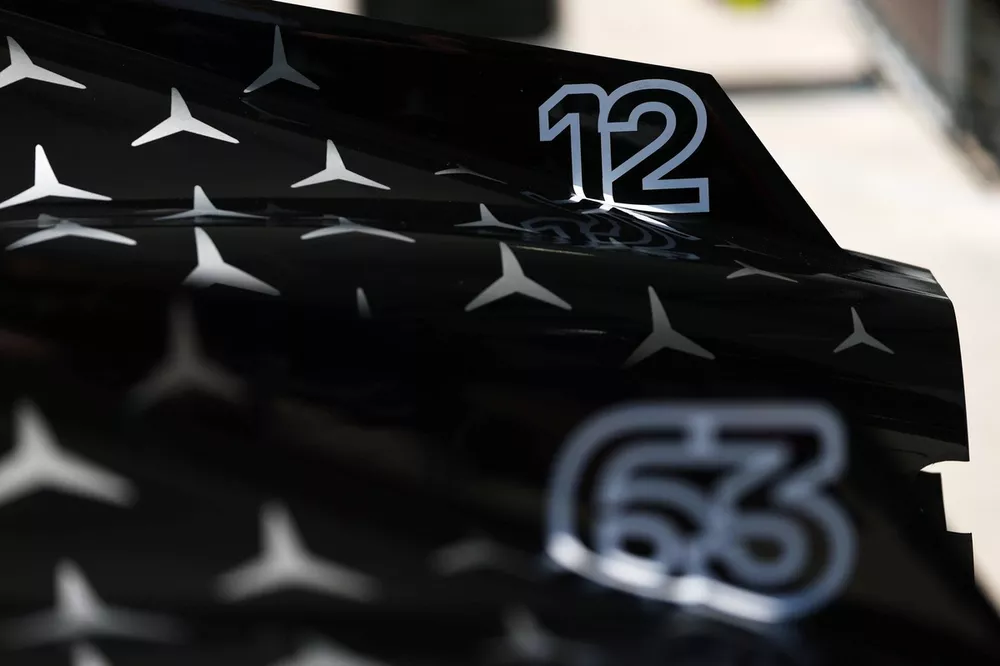Les numéros des pilotes Mercedes sur le capot moteur de la W16