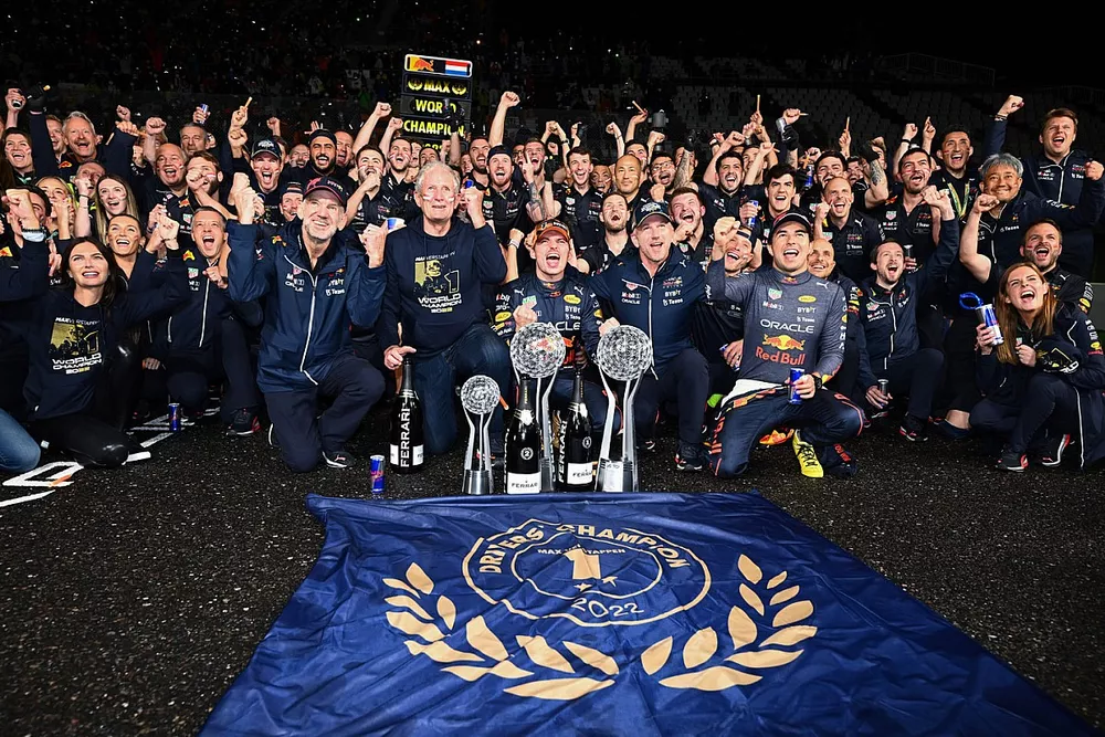 El campe&oacute;n del mundo Max Verstappen, Red Bull Racing celebra su bicampeonato con el equipo