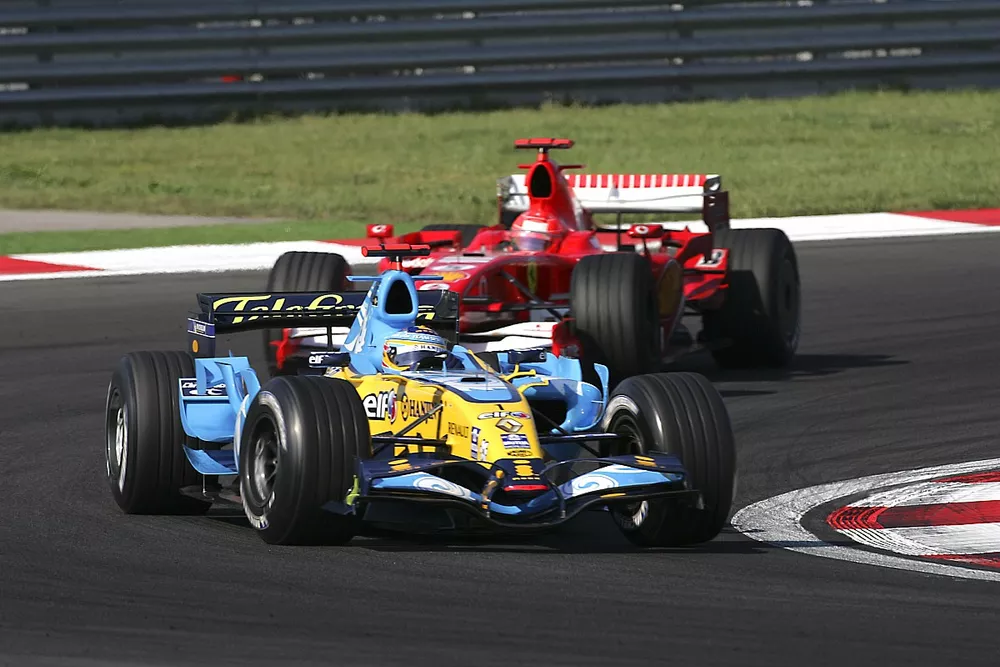 Fernando Alonso, Renault R26, voor Michael Schumacher, Ferrari 248 F1