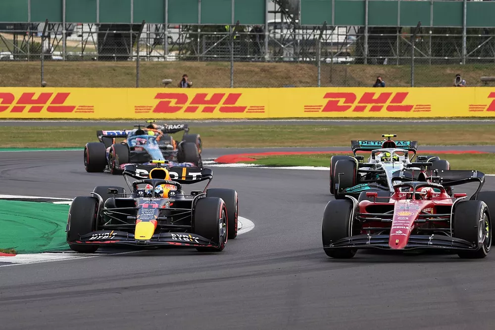 Sergio P&eacute;rez, Red Bull Racing RB18, lucha con Charles Leclerc, Ferrari F1-75